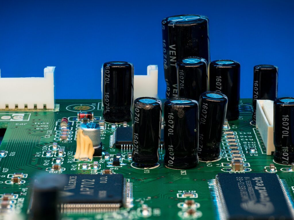 How to Select the Right Capacitor (MLCC vs Tantalum vs Electrolytic) – Complete OEM Guide